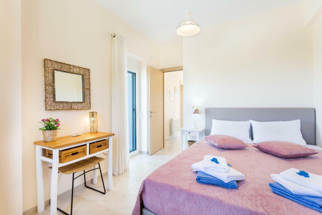 Villa Oasis Galatás エクステリア 写真