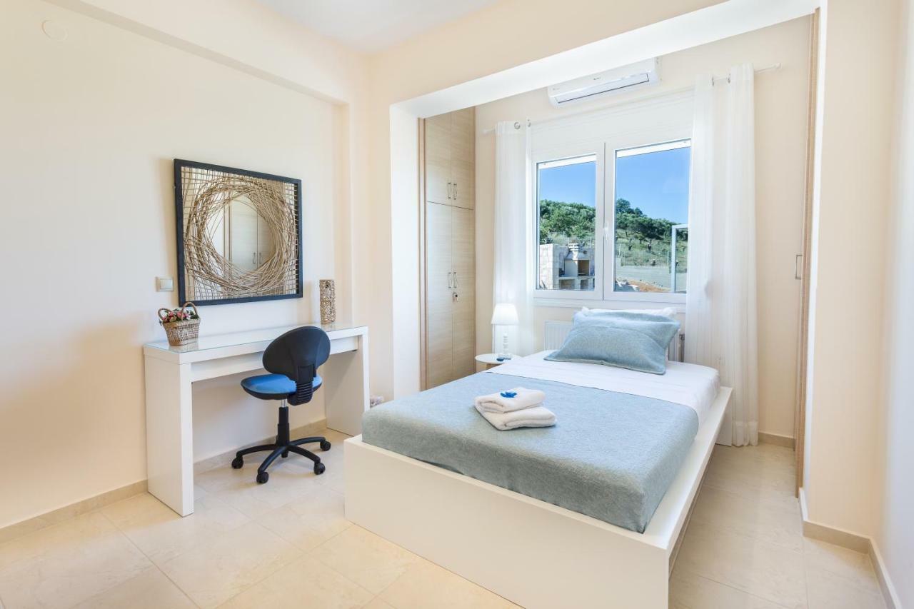 Villa Oasis Galatás エクステリア 写真