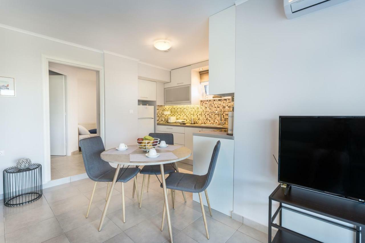 Villa Oasis Galatás エクステリア 写真