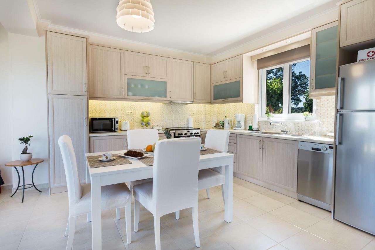 Villa Oasis Galatás エクステリア 写真