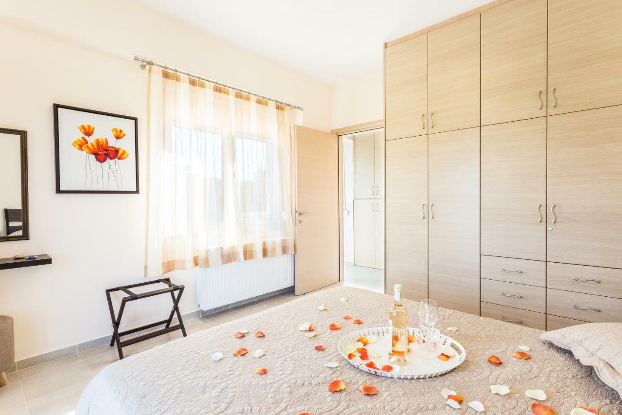 Villa Oasis Galatás エクステリア 写真